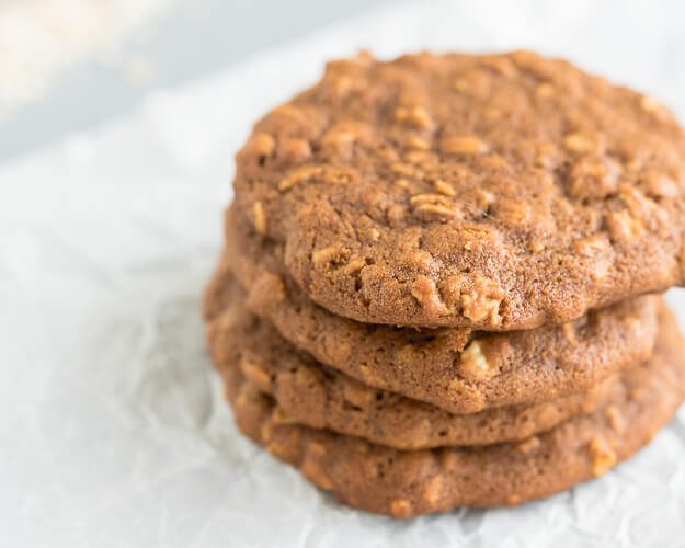 Basic and authentic oatmeal molasses cookies 