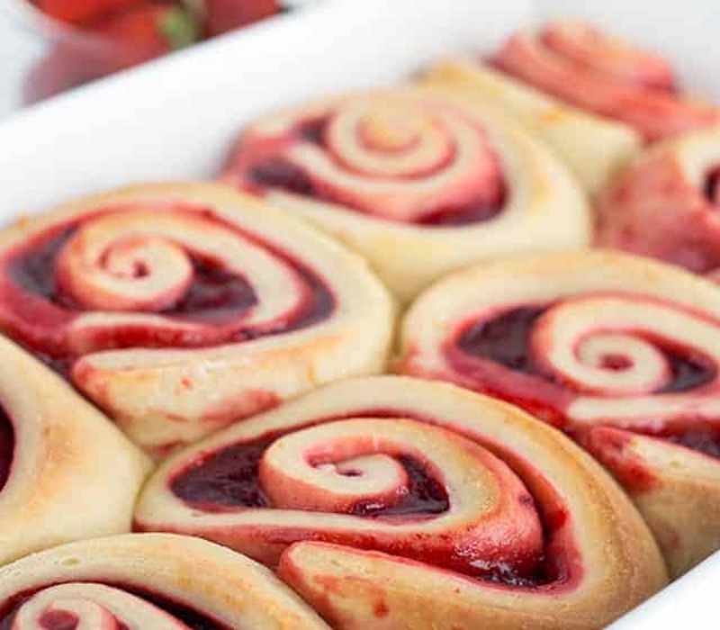 Make Easy Strawberry Cinnamon Rolls Recipe at Home