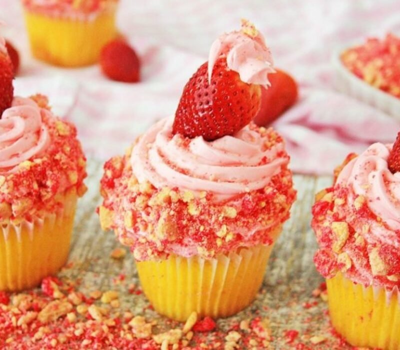 Amazing Recipe of Strawberry Crunch Cupcakes